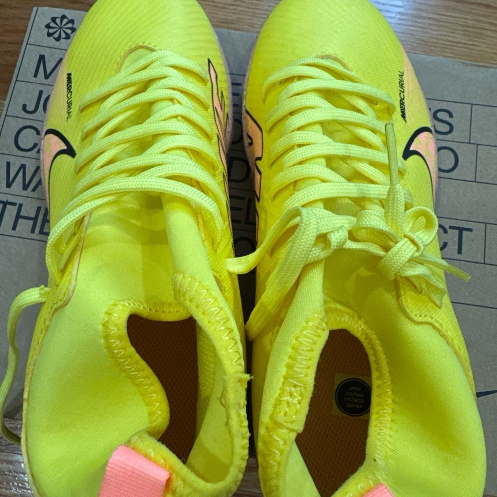Nike Jr Superfly 9 Club IC Kids Soccer Shoes in Bright Yellow - Picture 5 of 6